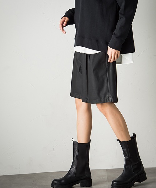 socolla（ソコラ）の「【socolla】フェイクレザーハーフパンツ（その他パンツ・レディース・ブラック/オフホワイト・S/M）」の2枚目の写真