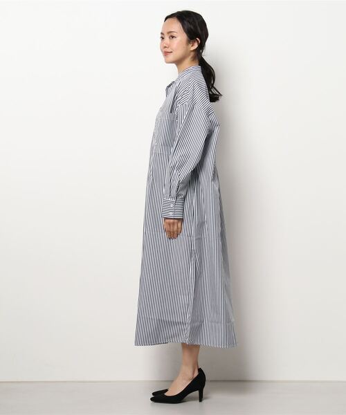 KOBE LETTUCE（コウベレタス）の「スタンドカラーロングシャツワンピース（シャツワンピース・レディース・オフホワイト/ホワイト×ネイビー/ベージュ系その他/ホワイト系その他・FREE）」の5枚目の写真