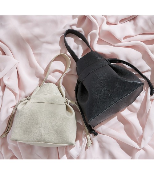 tocco closet（トッコ　クローゼット）の「２ＷＡＹフェイクレザーミニ巾着バッグ（ショルダーバッグ・レディース・アイボリー/ブラック・FREE）」の11枚目の写真