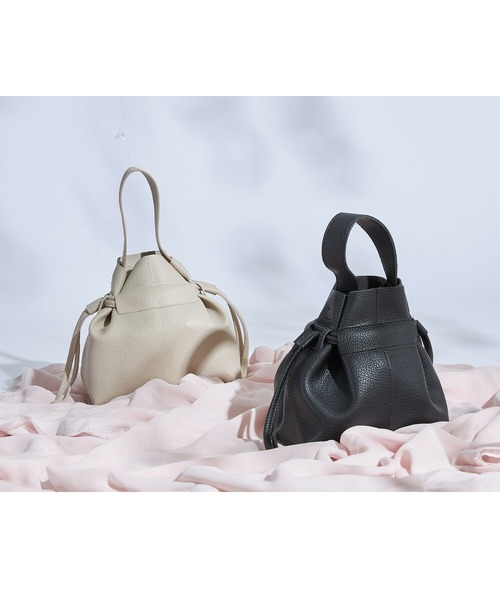 tocco closet（トッコ　クローゼット）の「２ＷＡＹフェイクレザーミニ巾着バッグ（ショルダーバッグ・レディース・アイボリー/ブラック・FREE）」の5枚目の写真