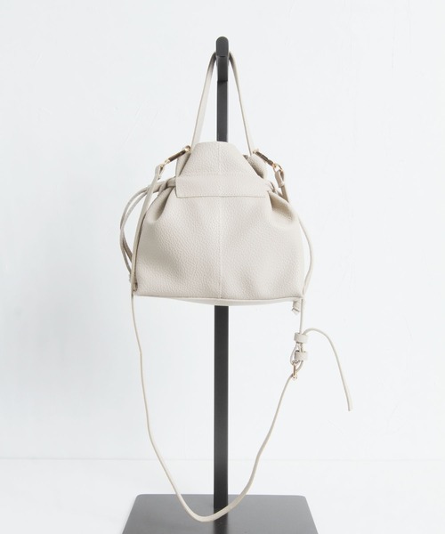 tocco closet（トッコ　クローゼット）の「２ＷＡＹフェイクレザーミニ巾着バッグ（ショルダーバッグ・レディース・アイボリー/ブラック・FREE）」の4枚目の写真