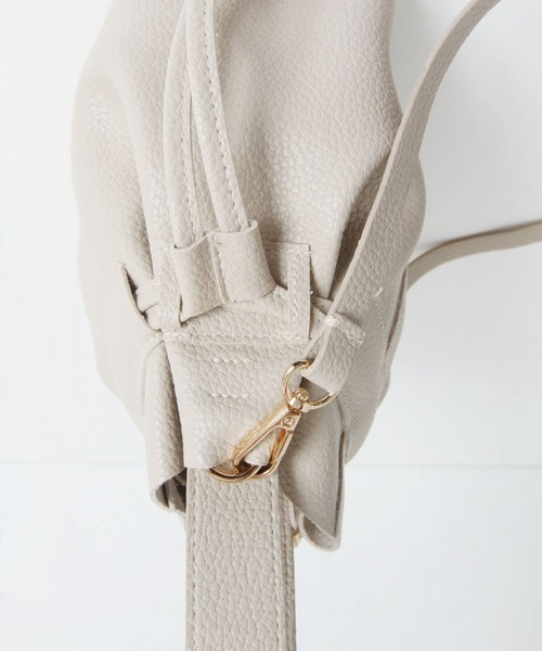 tocco closet（トッコ　クローゼット）の「２ＷＡＹフェイクレザーミニ巾着バッグ（ショルダーバッグ・レディース・アイボリー/ブラック・FREE）」の18枚目の写真