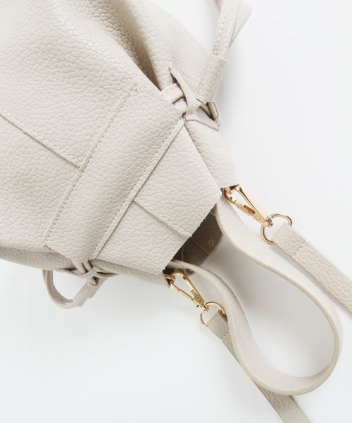 tocco closet（トッコ　クローゼット）の「２ＷＡＹフェイクレザーミニ巾着バッグ（ショルダーバッグ・レディース・アイボリー/ブラック・FREE）」の8枚目の写真