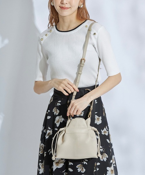 tocco closet（トッコ　クローゼット）の「２ＷＡＹフェイクレザーミニ巾着バッグ（ショルダーバッグ・レディース・アイボリー/ブラック・FREE）」の9枚目の写真