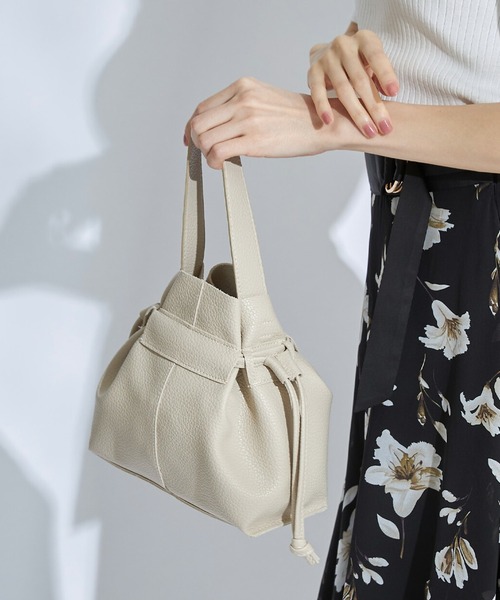 tocco closet（トッコ　クローゼット）の「２ＷＡＹフェイクレザーミニ巾着バッグ（ショルダーバッグ・レディース・アイボリー/ブラック・FREE）」の15枚目の写真