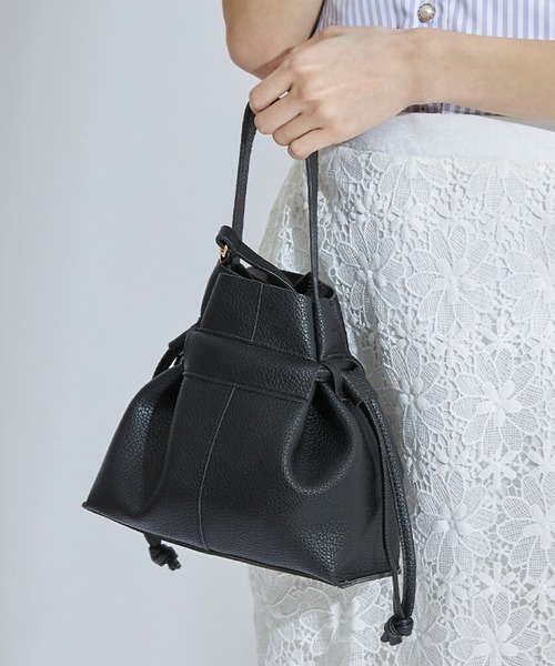 tocco closet（トッコ　クローゼット）の「２ＷＡＹフェイクレザーミニ巾着バッグ（ショルダーバッグ・レディース・アイボリー/ブラック・FREE）」の17枚目の写真