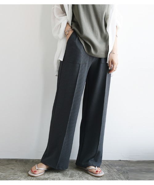 and it_（アンドイット）の「ひんやリブスリットパンツ（その他パンツ・レディース・ベージュ/グレイッシュベージュ/スミクロ・L/M）」の2枚目の写真