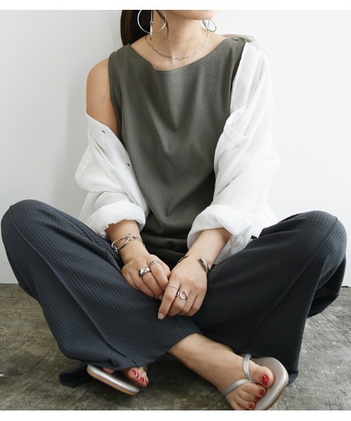 and it_（アンドイット）の「ひんやリブスリットパンツ（その他パンツ・レディース・ベージュ/グレイッシュベージュ/スミクロ・L/M）」の5枚目の写真