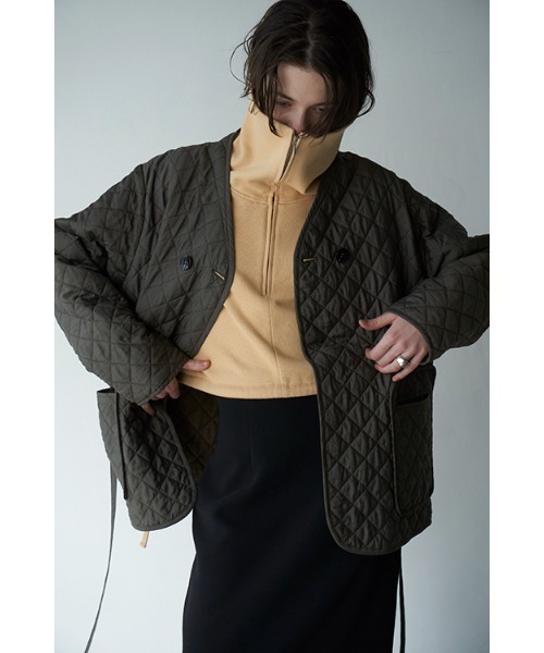 CLANE（クラネ）の「QUILTING NO COLLAR JACKET（ノーカラージャケット・レディース・カーキ/イエロー・2/1）」の2枚目の写真
