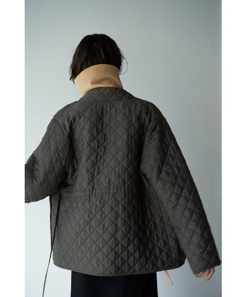 CLANE（クラネ）の「QUILTING NO COLLAR JACKET（ノーカラージャケット・レディース・カーキ/イエロー・2/1）」の6枚目の写真