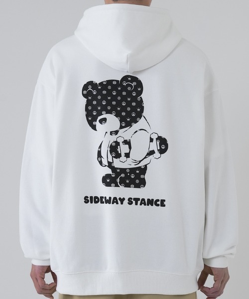 SIDEWAY STANCE（サイドウェイスタンス）の「【SIDEWAY STANCE】オリジナル グラフィック プリント スウェット パーカー（パーカー・メンズ・グリーン/ブラック/ネイビー/オートミール/グリーン系その他/ブラック系その他/ブルー系その他/ホワイト系その他/グリーン系その他3/ブルー系その他2/ブラック系その他2/ブラック系その他3/ホワイト系その他2/ホワイト系その他3/ブルー系その他3/グリーン系その他2/ホワイト系その他4/グリーン系その他5/ブラック系その他5/ブルー系その他4/ブルー系その他5/ブラック系その他4/グリーン系その他4/ホワイト系その他5/ブラック系/ブルー系/ブルー系1/グレー系1/ホワイト系/ホワイト系1/ホワイト系2/ホワイト系5/ホワイト系3/ブラック系4/ブルー系4/グレー系2/ブラック系6/ブルー系6/ホワイト/ブラック系1/ブラック系3/グレー系5/ブルー系3/ホワイト系4/ブルー系5/ホワイト系6/グレー系6/グレー系3/グレー系4/ブラック系5/ブルー/グレー/ブルー系2/グレー系/ブラック系2/グレー系その他2/グレー系その他3/グレー系その他/ホワイト系7/ホワイト系8/ホワイト系9/グレー系7/グレー系8/グレー系9/ブラック系7/ブラック系8/ブラック系9/ネイビー系4/グレー系その他6/グレー系その他7/ブラック系その他6/ブラック系その他7/ネイビー系6/ネイビー系7・MEDIUM/LARGE/X-LARGE/SMALL）」の5枚目の写真