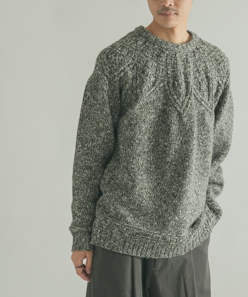 FORK&SPOON(フォークアンドスプーン)の「FORK&SPOON 求心クルーネックニット(ニット/セーター・メンズ・グレー系その他/オフホワイト・4/5)」の4枚目の写真