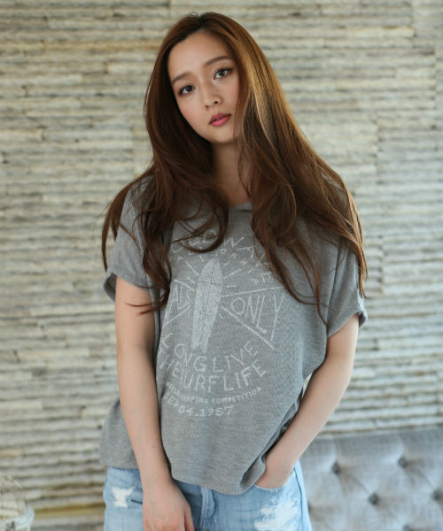 AZUL by moussy（アズールバイマウジー）の「32/-TR変形天竺ドルマンフーディPO（Tシャツ/カットソー・レディース・オフホワイト/トップグレー/ネイビー・SMALL/MEDIUM）」の2枚目の写真