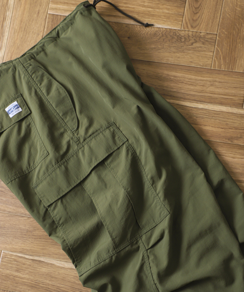 ARMY TWILL（アーミーツイル）の「【ARMY TWILL / アーミーツイル】別注 ナイロン カーゴパンツ（カーゴパンツ・メンズ・ブラック/カーキ/ホワイト・LARGE/MEDIUM）」の17枚目の写真