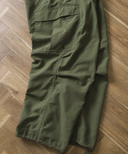 ARMY TWILL（アーミーツイル）の「【ARMY TWILL / アーミーツイル】別注 ナイロン カーゴパンツ（カーゴパンツ・メンズ・ブラック/カーキ/ホワイト・LARGE/MEDIUM）」の19枚目の写真