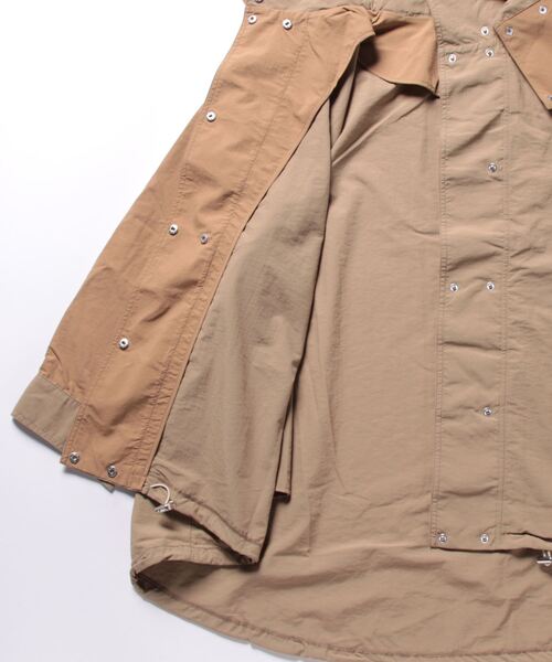 un dix cors(アンディコール)の「バイカラーマルチウェイマウンテンパーカー(マウンテンパーカー・レディース・ベージュ/グレイッシュベージュ・FREE)」の5枚目の写真