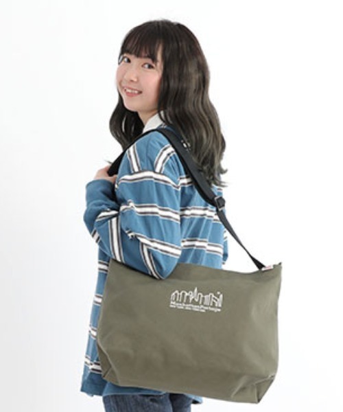 Manhattan Portage(マンハッタンポーテージ)の「Clearview Shoulder Bag Canvas(ショルダーバッグ・レディース・ベージュ/オリーブ/ブラック/ブラウン/ブルー/オートミール・MEDIUM)」の14枚目の写真