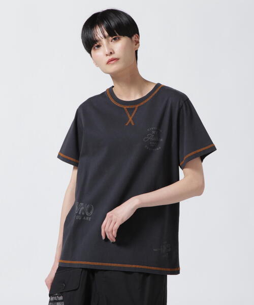 AVIREX（アヴィレックス）の「【直営店限定】PRODUCT DYEING STITCH T-SHIRT/ プロダクトダイイング ステッチTシャツ（Tシャツ/カットソー・レディース・パープル/アイボリー/ブラック/オリーブ系・M/S）」の11枚目の写真