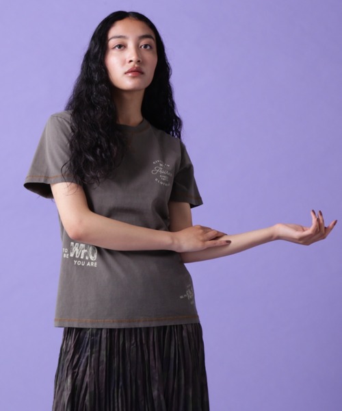AVIREX（アヴィレックス）の「【直営店限定】PRODUCT DYEING STITCH T-SHIRT/ プロダクトダイイング ステッチTシャツ（Tシャツ/カットソー・レディース・パープル/アイボリー/ブラック/オリーブ系・M/S）」の4枚目の写真