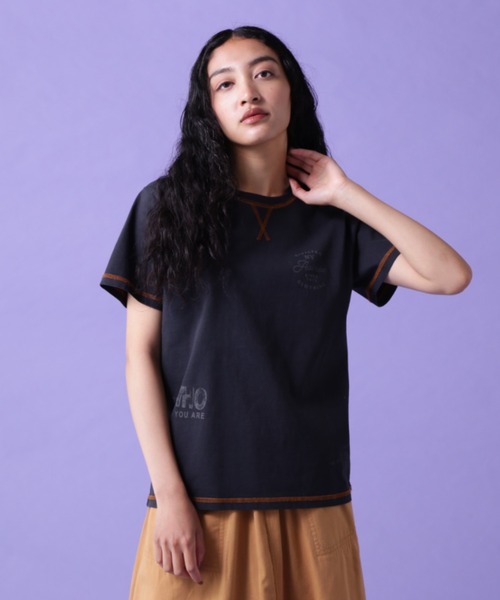 AVIREX（アヴィレックス）の「【直営店限定】PRODUCT DYEING STITCH T-SHIRT/ プロダクトダイイング ステッチTシャツ（Tシャツ/カットソー・レディース・パープル/アイボリー/ブラック/オリーブ系・M/S）」の22枚目の写真