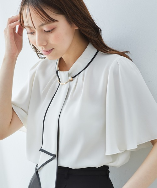 INGNI(イング)の「パールピン付トロミ5分袖ブラウス(シャツ/ブラウス・レディース・ブルー/ピンク/ホワイト×ブラック/オフホワイト・M)」の2枚目の写真