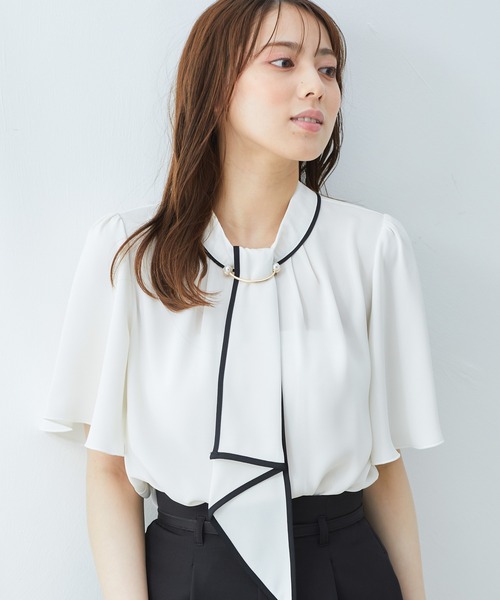 INGNI(イング)の「パールピン付トロミ5分袖ブラウス(シャツ/ブラウス・レディース・ブルー/ピンク/ホワイト×ブラック/オフホワイト・M)」の8枚目の写真