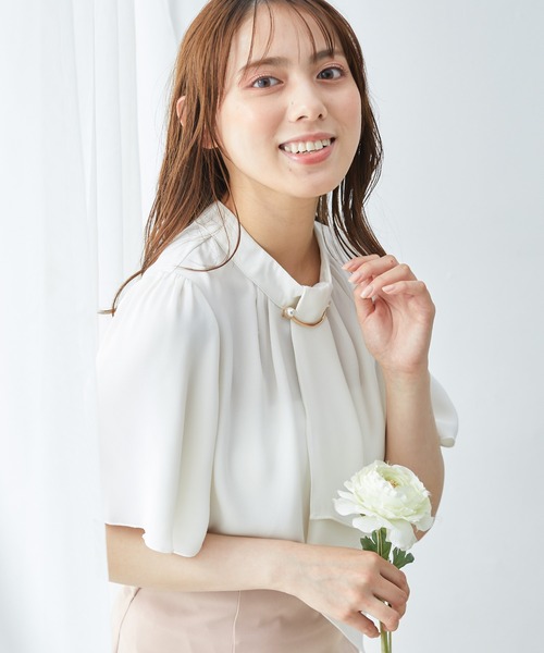 INGNI(イング)の「パールピン付トロミ5分袖ブラウス(シャツ/ブラウス・レディース・ブルー/ピンク/ホワイト×ブラック/オフホワイト・M)」の5枚目の写真