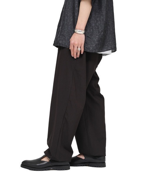 marka（マーカ）の「marka / マーカ：EASY WIDE PANTS - 2/90 SUPER120'S WOOL WASHER TROPICAL -：M23B-01PT01C[COR]（その他パンツ・メンズ・ダークブラウン・2/1）」の7枚目の写真
