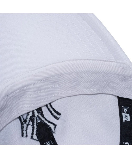 NEW ERA(ニューエラ)の「NEW ERA/ニューエラ キャップ カジュアルクラシック ニューヨーク・ヤンキース ホワイト × ブラック 13562009(キャップ・メンズ・ホワイト・FREE)」の2枚目の写真