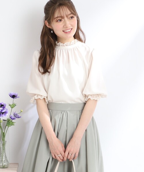 couture brooch（クチュールブローチ）の「◆【前後2WAY/女性らしさを引き立てる】エンブロレースブラウス（シャツ/ブラウス・レディース・ブラック/アイボリー/グリーン系・38/42/34/40）」の2枚目の写真