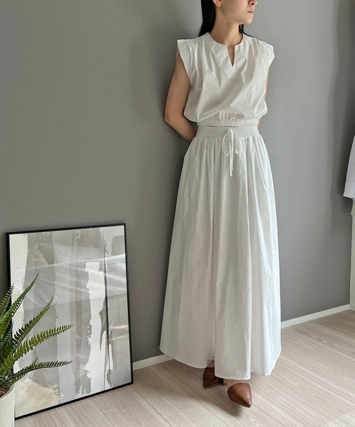 Jewelobe(ジュエローブ)の「ショルダータックキーネックトップス&マキシフレアスカートセットアップ(セットアップ・レディース・ホワイト/カーキ/ブラック・FREE)」の2枚目の写真