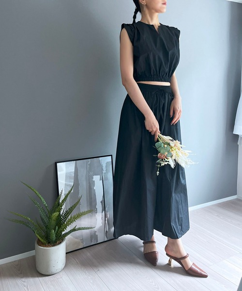 Jewelobe(ジュエローブ)の「ショルダータックキーネックトップス&マキシフレアスカートセットアップ(セットアップ・レディース・ホワイト/カーキ/ブラック・FREE)」の4枚目の写真