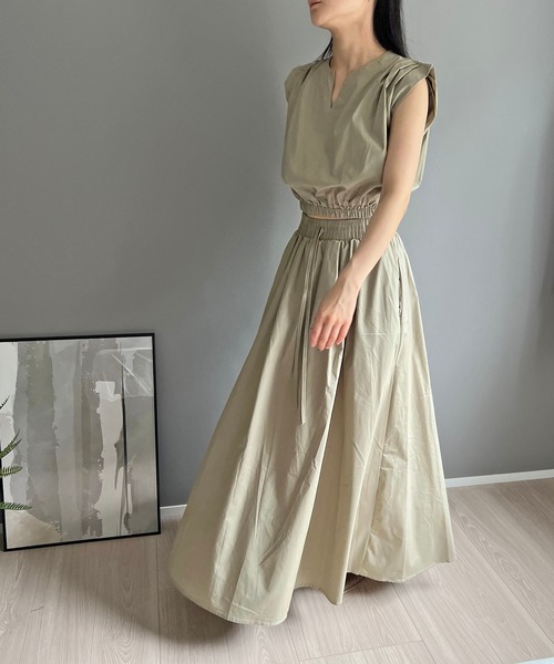 Jewelobe(ジュエローブ)の「ショルダータックキーネックトップス&マキシフレアスカートセットアップ(セットアップ・レディース・ホワイト/カーキ/ブラック・FREE)」の12枚目の写真