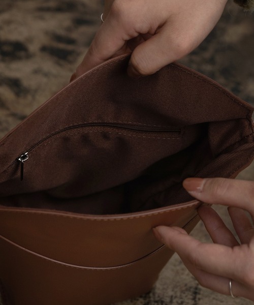 lawgy（ラウジー）の「half moon bucket bag（ショルダーバッグ