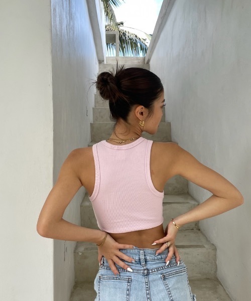 ROXY（ロキシー）の「RIBBED CROPPED TANK/ロキシーショート丈ワンポイントブランドロゴリブタンクトップ（タンクトップ・レディース・ネイビー/グリーン/ピンク/ホワイト・MEDIUM/SMALL）」の9枚目の写真