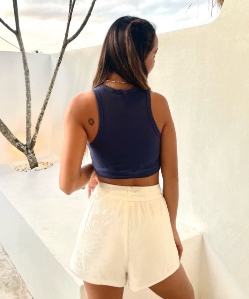 ROXY（ロキシー）の「RIBBED CROPPED TANK/ロキシーショート丈ワンポイントブランドロゴリブタンクトップ（タンクトップ・レディース・ネイビー/グリーン/ピンク/ホワイト・MEDIUM/SMALL）」の11枚目の写真