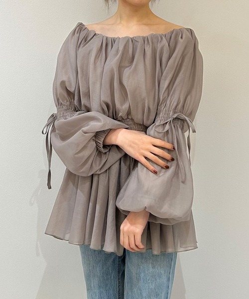 JUNOAH(ジュノア)の「オフショルシアーボリュームブラウス(シャツ/ブラウス・レディース・アイボリー/グレイッシュベージュ/ブラック・MEDIUM/LARGE/X-LARGE/SMALL)」の3枚目の写真