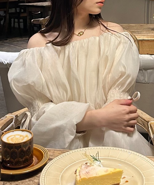 JUNOAH(ジュノア)の「オフショルシアーボリュームブラウス(シャツ/ブラウス・レディース・アイボリー/グレイッシュベージュ/ブラック・MEDIUM/LARGE/X-LARGE/SMALL)」の7枚目の写真