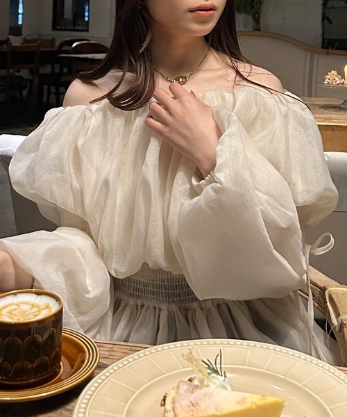 JUNOAH(ジュノア)の「オフショルシアーボリュームブラウス(シャツ/ブラウス・レディース・アイボリー/グレイッシュベージュ/ブラック・MEDIUM/LARGE/X-LARGE/SMALL)」の8枚目の写真