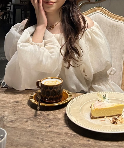 JUNOAH(ジュノア)の「オフショルシアーボリュームブラウス(シャツ/ブラウス・レディース・アイボリー/グレイッシュベージュ/ブラック・MEDIUM/LARGE/X-LARGE/SMALL)」の9枚目の写真