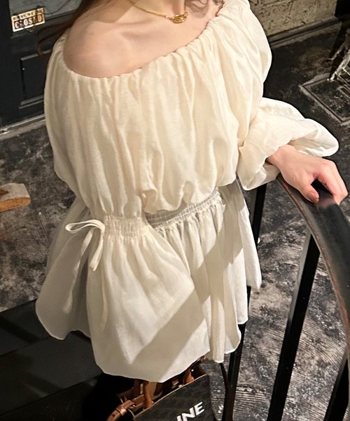 JUNOAH(ジュノア)の「オフショルシアーボリュームブラウス(シャツ/ブラウス・レディース・アイボリー/グレイッシュベージュ/ブラック・MEDIUM/LARGE/X-LARGE/SMALL)」の10枚目の写真