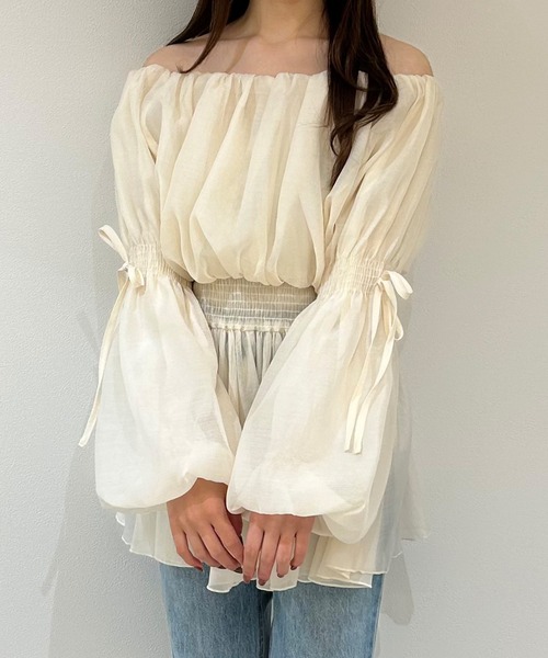 JUNOAH(ジュノア)の「オフショルシアーボリュームブラウス(シャツ/ブラウス・レディース・アイボリー/グレイッシュベージュ/ブラック・MEDIUM/LARGE/X-LARGE/SMALL)」の11枚目の写真