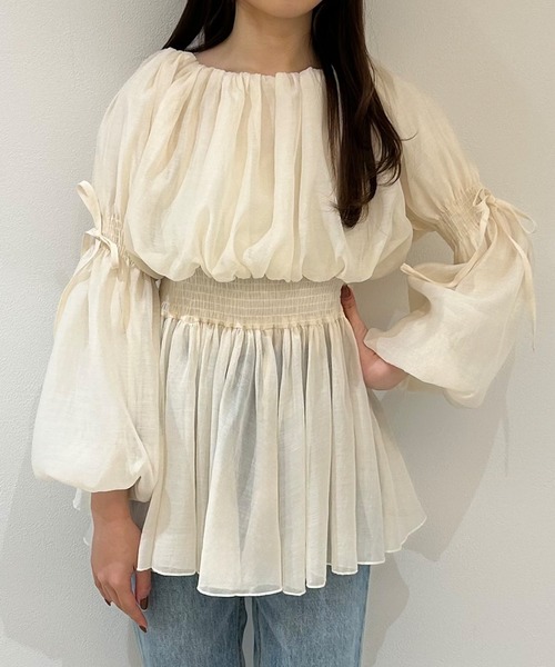 JUNOAH(ジュノア)の「オフショルシアーボリュームブラウス(シャツ/ブラウス・レディース・アイボリー/グレイッシュベージュ/ブラック・MEDIUM/LARGE/X-LARGE/SMALL)」の12枚目の写真