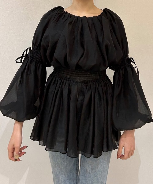 JUNOAH(ジュノア)の「オフショルシアーボリュームブラウス(シャツ/ブラウス・レディース・アイボリー/グレイッシュベージュ/ブラック・MEDIUM/LARGE/X-LARGE/SMALL)」の14枚目の写真