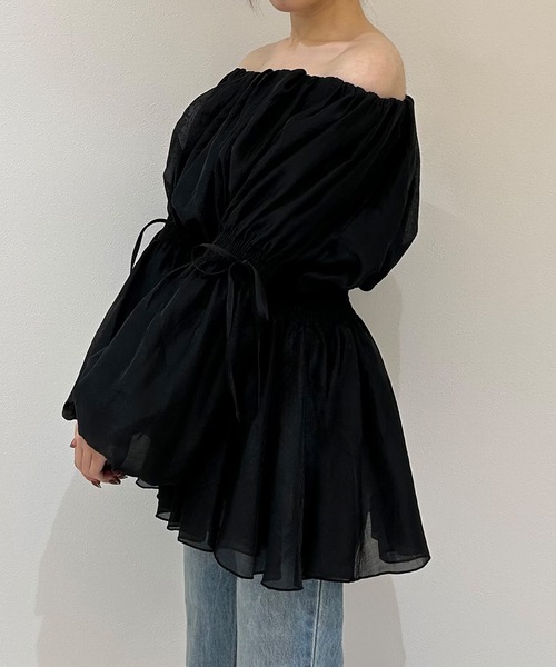 JUNOAH(ジュノア)の「オフショルシアーボリュームブラウス(シャツ/ブラウス・レディース・アイボリー/グレイッシュベージュ/ブラック・MEDIUM/LARGE/X-LARGE/SMALL)」の15枚目の写真