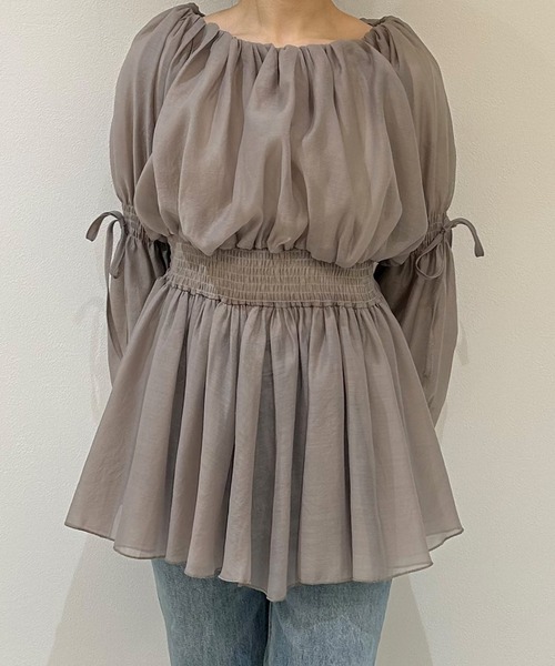 JUNOAH(ジュノア)の「オフショルシアーボリュームブラウス(シャツ/ブラウス・レディース・アイボリー/グレイッシュベージュ/ブラック・MEDIUM/LARGE/X-LARGE/SMALL)」の16枚目の写真