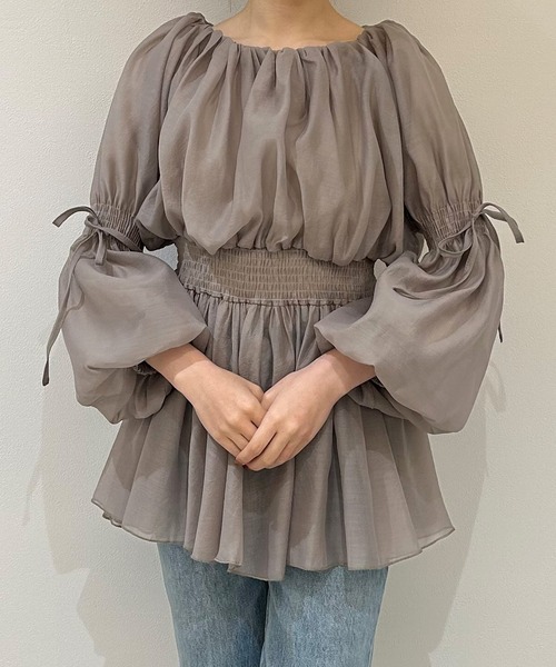 JUNOAH（ジュノア）の「オフショルシアーボリュームブラウス