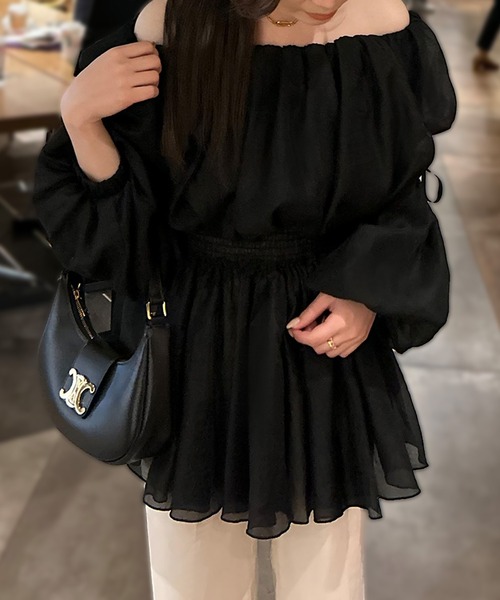 JUNOAH(ジュノア)の「オフショルシアーボリュームブラウス(シャツ/ブラウス・レディース・アイボリー/グレイッシュベージュ/ブラック・MEDIUM/LARGE/X-LARGE/SMALL)」の4枚目の写真