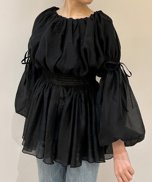 JUNOAH(ジュノア)の「オフショルシアーボリュームブラウス(シャツ/ブラウス・レディース・アイボリー/グレイッシュベージュ/ブラック・MEDIUM/LARGE/X-LARGE/SMALL)」の5枚目の写真