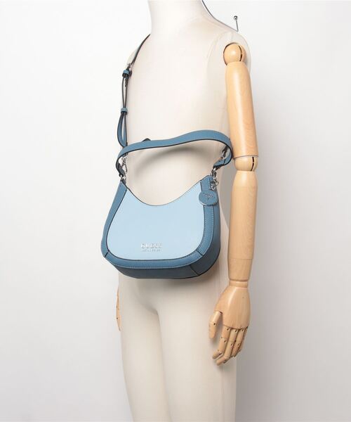 Guess（ゲス）の「ADILYN Crossbody Top Zip（ショルダーバッグ・レディース・ライトピンク/インディゴブルー・ONE SIZE）」の6枚目の写真